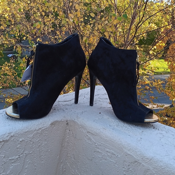 NWT Mossimo Sabrina Black Suede Booties Gold Toe Plate Zipper - Picture 4 of 10